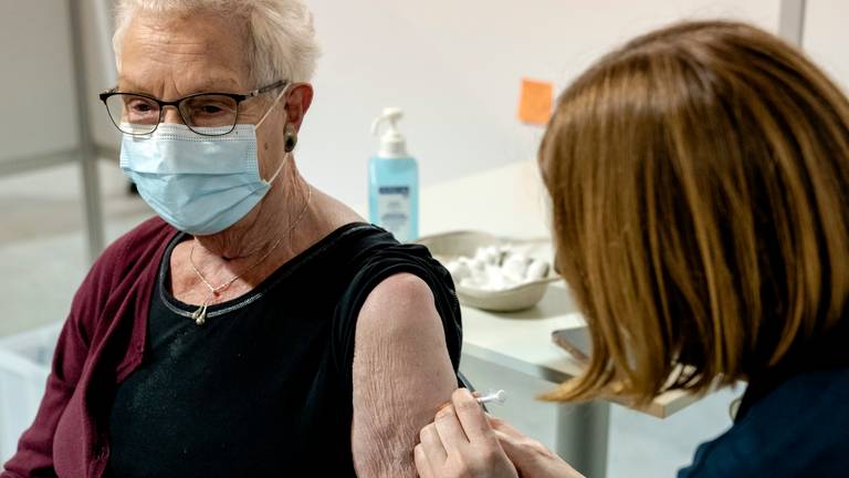 Onder meer mensen van 70 jaar en ouder zouden een boosterprik moeten krijgen, aldus de Gezondheidsraad (foto: ANP). 