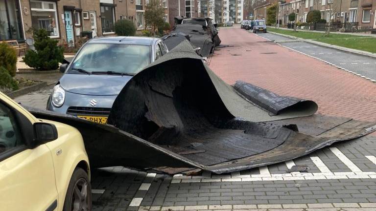 De dakbedekking belandde op geparkeerde auto's. 