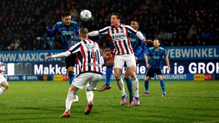 Wessel Dammers verliest in de lucht van Dusan Tadic (foto: ANP).