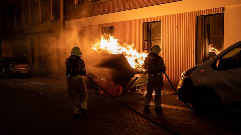 De brandweer bluste het vuur in de container in Roosendaal (foto: Christian Traets/SQ Vision).