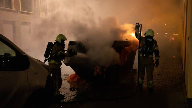 De brandweer had het vuur in de container in Roosendaal snel onder controle (foto: Christian Traets/SQ Vision).