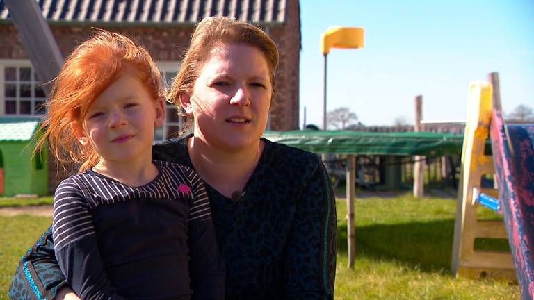 Carolien Michielsen met haar dochter Anouk, zij hebben na 9 mei op dinsdag geen opvang meer. 