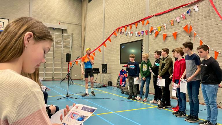 Leerlingen in Made krijgen gastles van Stef Clement. (foto: Raoul Cartens)