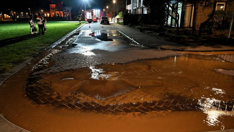 Straat staat bol door gesprongen waterleiding in Berkel Enschot (foto: SQ Vision - Toby de Kort).