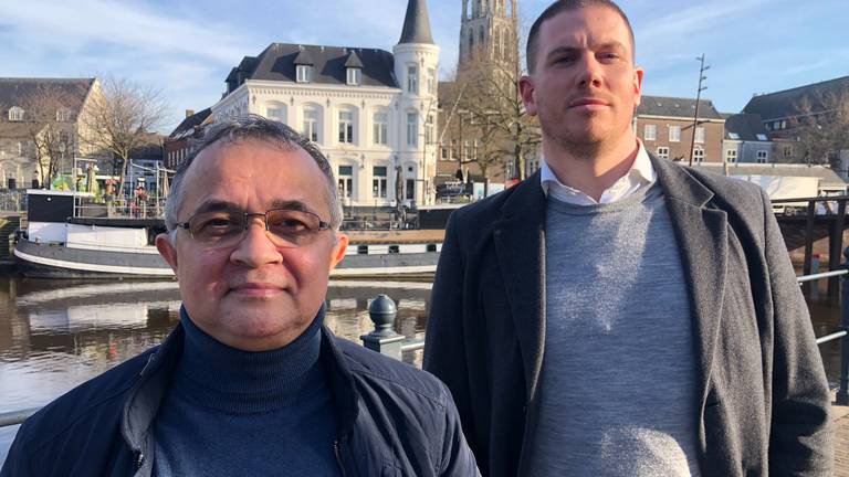 Dogan Sari en Tim van Waes bij de taxistandplaats in de Bredase binnenstad.