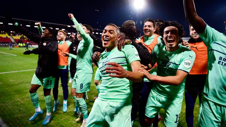 Blijdschap bij PSV na het bereiken van de bekerfinale (foto: ANP).