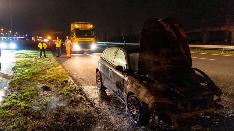 Van de auto op de A16 bleef na de brand weinig over (foto: Marcel van Dorst/SQ Vision).