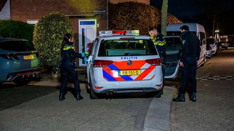 In de Bergeraclaan in Eindhoven werden donderdagavond twee arrestaties verricht (foto: Dave Hendriks/SQ Vision).