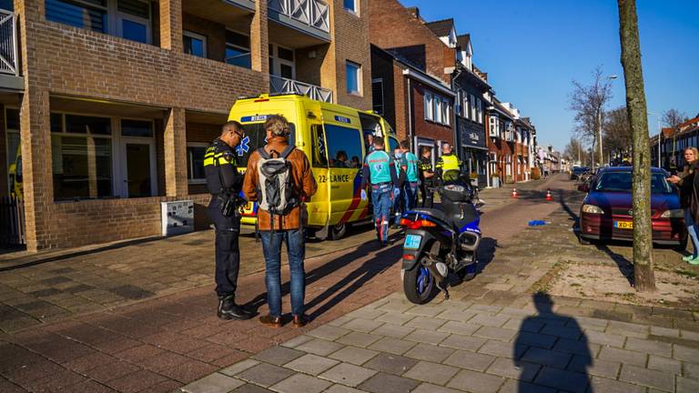 Scooterrijder onderuit op Tongeleresestraat Eindhoven (foto: SQ Vision - Dave Hendriks).