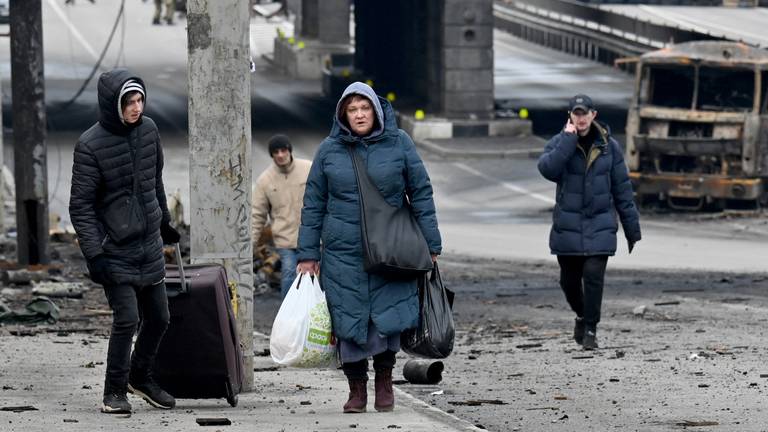 Oekraïners op de vlucht (foto: Sergei Supinsky / AFP).