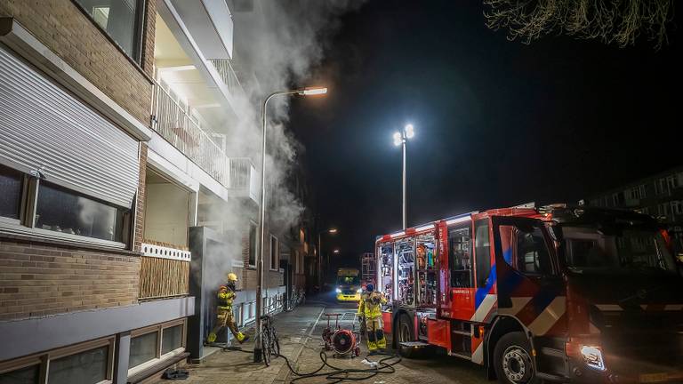 De brand in het appartementencomplex in Tilburg werd rond twee uur vrijdagnacht ontdekt (foto: Jack Brekelmans/SQ Vision).