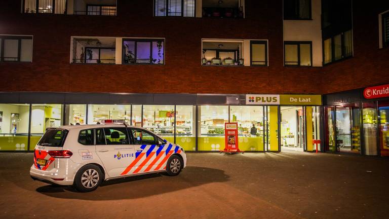 De PLUS-supermarkt in Eindhoven werd overvallen. Foto: SQ Vision.