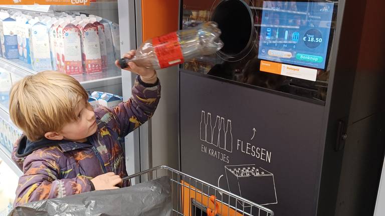 Daan Hamels (6) uit Chaam heeft al 411 flessen ingezameld voor Oekraïne. Privéfoto.