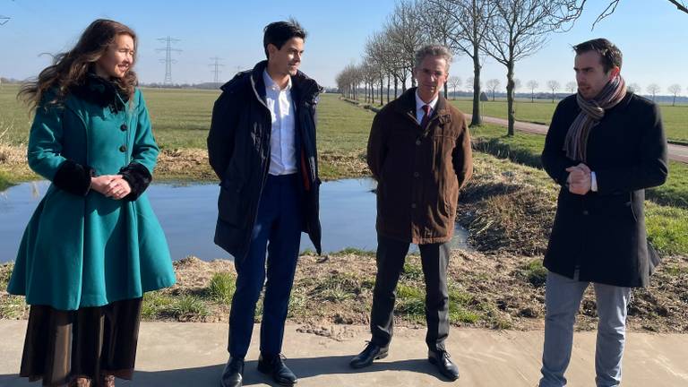 Minister Rob Jetten met bestuurders uit de regio (foto: Agnes van der Straaten).