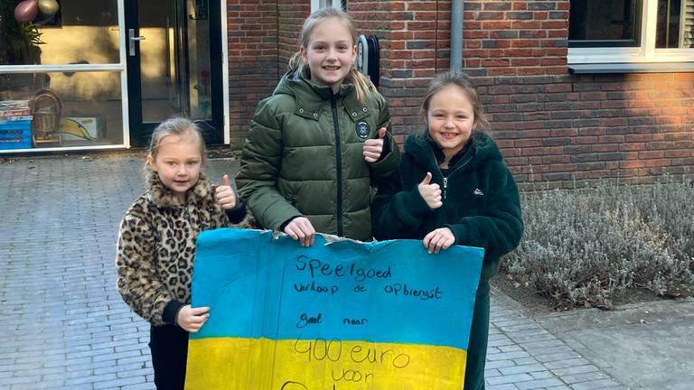 Julie (5), Fleur (9) en Saar (11) hebben honderden euro's opgehaald voor de Oekraïense vluchtelingen.