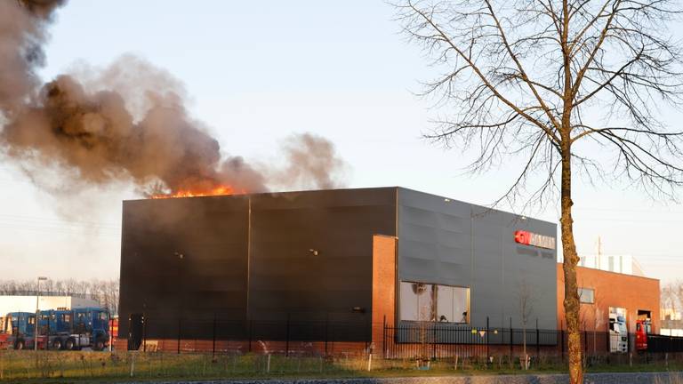 Grote brand bij vrachtwagendealer Damen in Haps