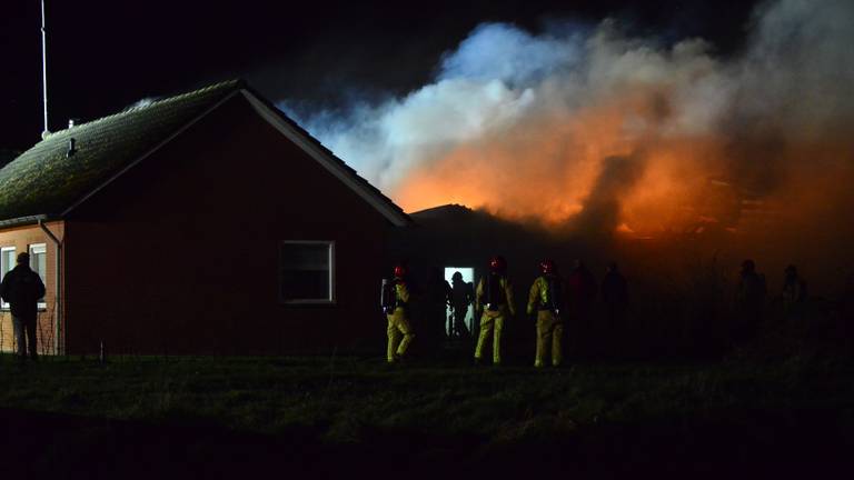 De brand verwoestte de boerderij aan de Brandvenstraat in Someren (foto: Johan Bloemers/SQ Vision).