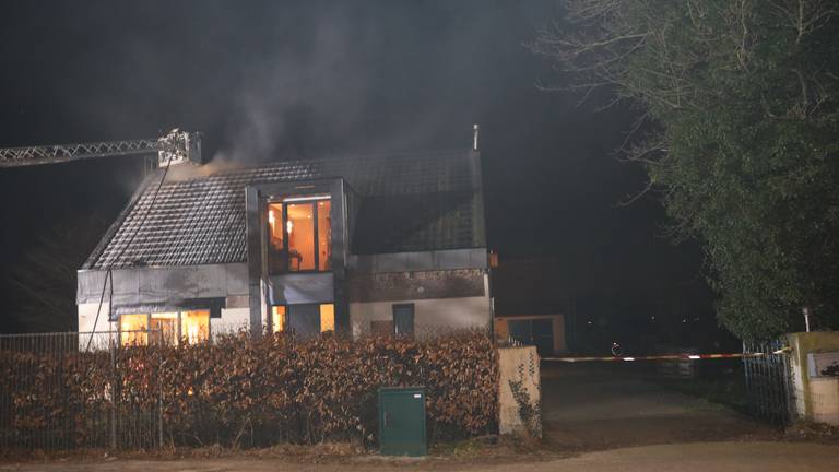 De brand bij het huis aan de Rouwstraat in Odiliapeel was ontstaan in de schoorsteen (foto: Marco van den Broek/SQ Vision).