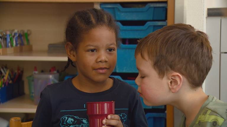 Kinderen genieten van hun groentjessoep.