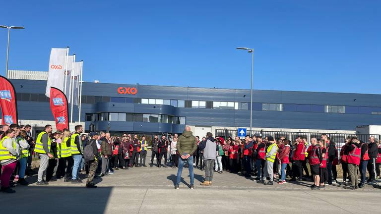 Buiten de poort staan ruim honderd werknemers van GXO te overleggen (foto: Agnes van der Straaten).