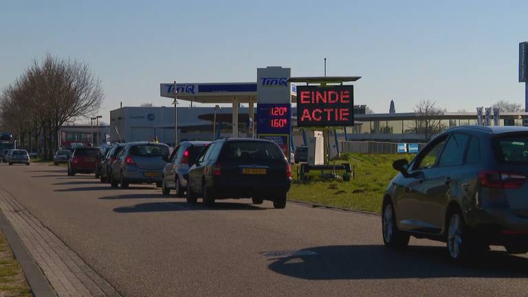 Ook in Waalwijk kwam er veel publiek op de actie af.