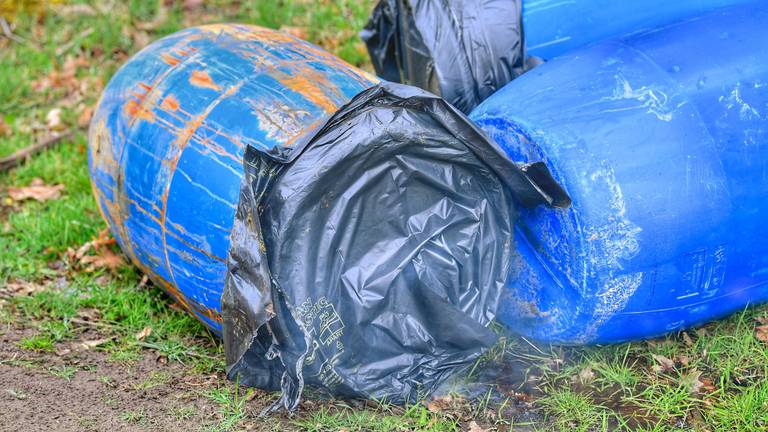 Een van de vaten lekte (foto: Rico Vogels/SQ Vision).