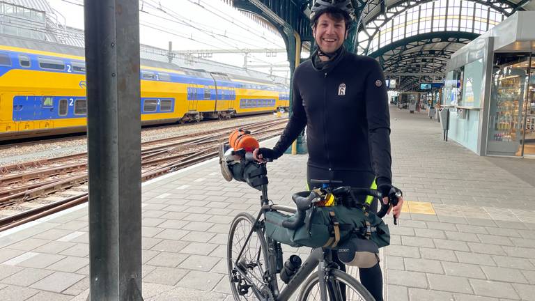 Treinreizigers gestrand op Brabantse stations: 'Dan maar wachten'