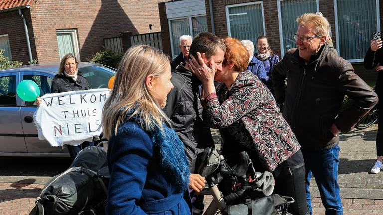 Niels weer thuis na fietsreis van twee jaar (foto: Leo Jansen). 