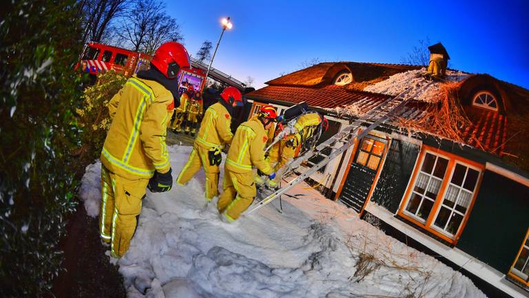 Brand in rieten kap van woonhuis in Hoogeloon (foto: Rico Vogels - SQ Vision).