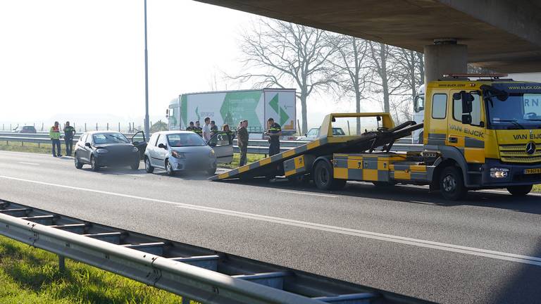 De betrokken auto's zijn na de botsing op de A58 meegenomen door een bergingsbedrijf (foto: Jeroen Stuve/SQ Vision).