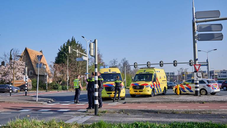 De aanrijding vond plaats op de kruising van de Heerbaan met de Tilburgseweg in Breda (foto: Tom van der Put/SQ Vision).