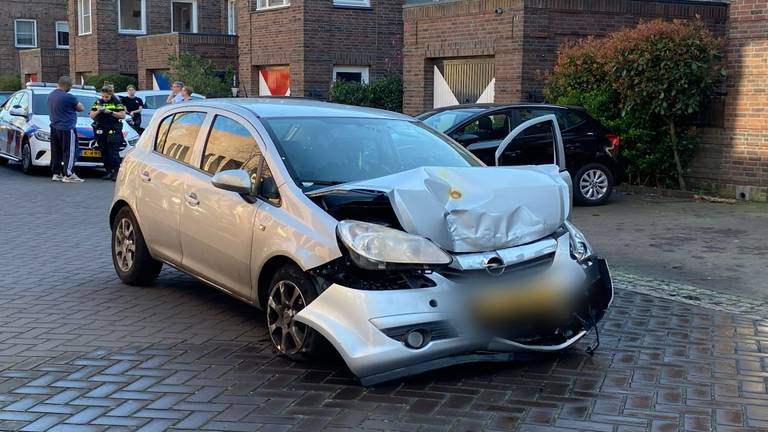 Automobilist ramt pilaar en wil ontkomen (foto: Sander van Gils - SQ Vision).