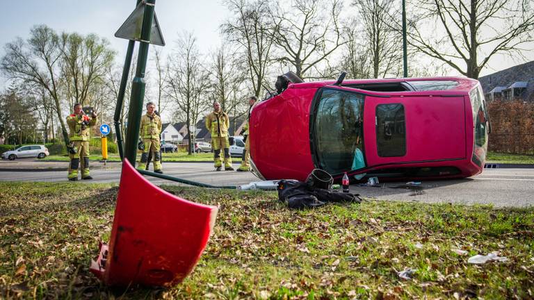 Automobilist ramt paal en belandt op z'n kant (foto: SQ Vision).