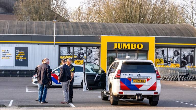 De politie onderzoekt de overval in Waalwijk (foto: Iwan van Dun/SQ Vision).