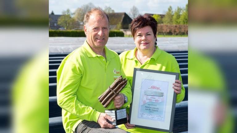 Peter en Jolande met hun trofee (foto: Brabants Asperge Genootschap)