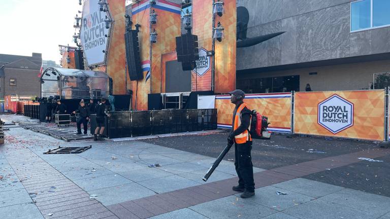 Het Stadhuisplein in Eindhoven wordt schoongemaakt