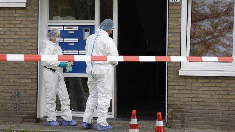 Forensisch medewerkers doen onderzoek bij de woning in Roosendaal. Foto: Christian Traets/SQ Vision.