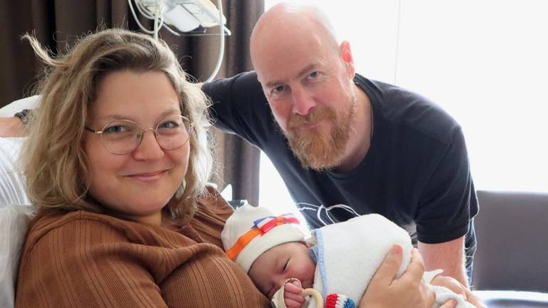 Moeder Linda en baby Yenrl zijn beiden op Koningsdag geboren (foto: Bernhoven).