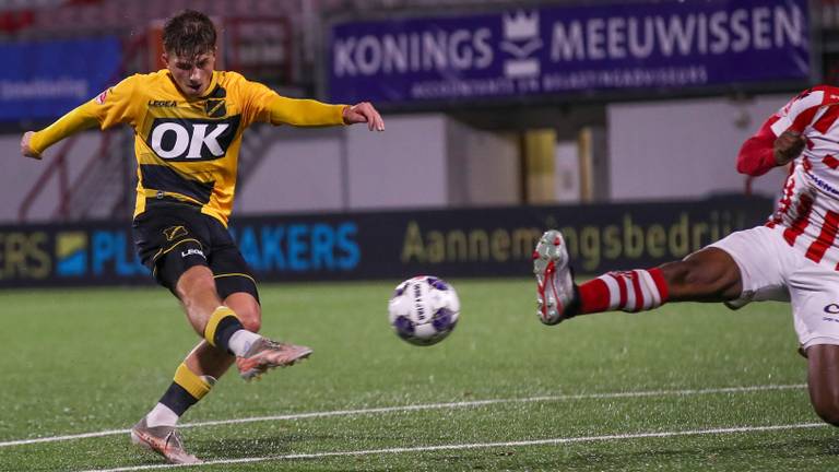 NAC-speler Boris van Schuppen in actie tegen TOP Oss.