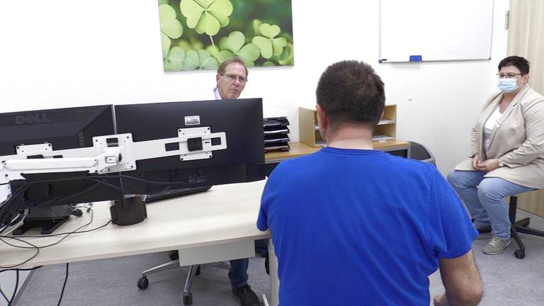De Poolse Pjotr in het spreekuur bij dokter Van Kemenade en tolk (Foto: Alice van der Plas)