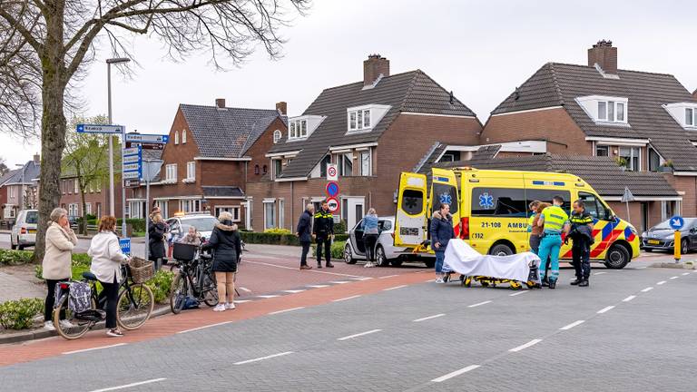 De aangereden fietsster is in een ambulance naar een ziekenhuis gebracht (foto: Iwan van Dun/SQ Vision).