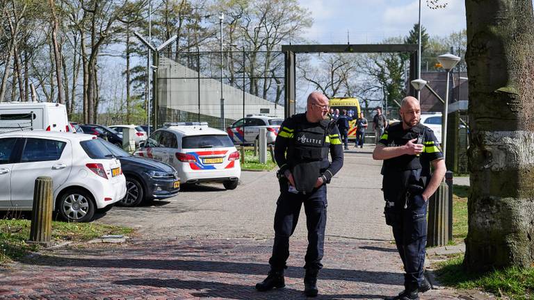 Politie voor Den Hey-Acker op de dag van de steekpartij (foto: Tom van der Put/SQ Vision).