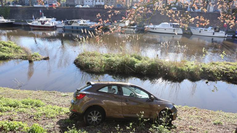 De auto belandde bijna in het water in Den Bosch (foto: Bart Meesters).