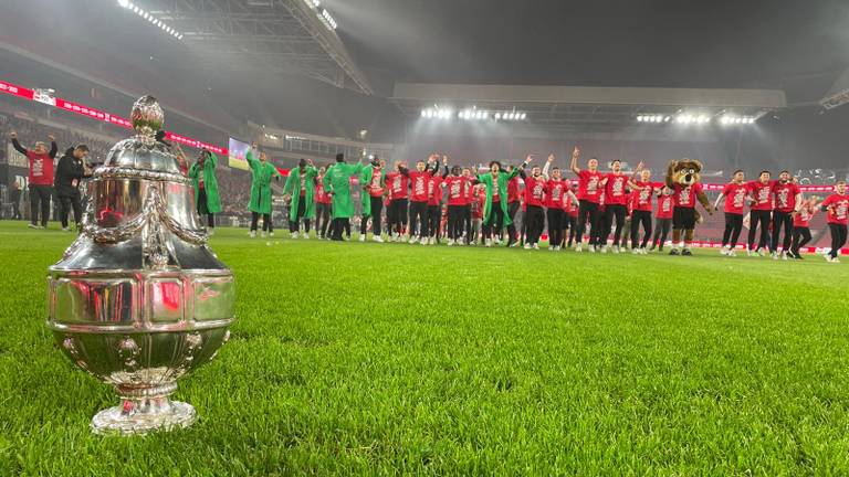 Spelers vieren feest op het veld van het Philips Stadion (foto: Alain Heeren)