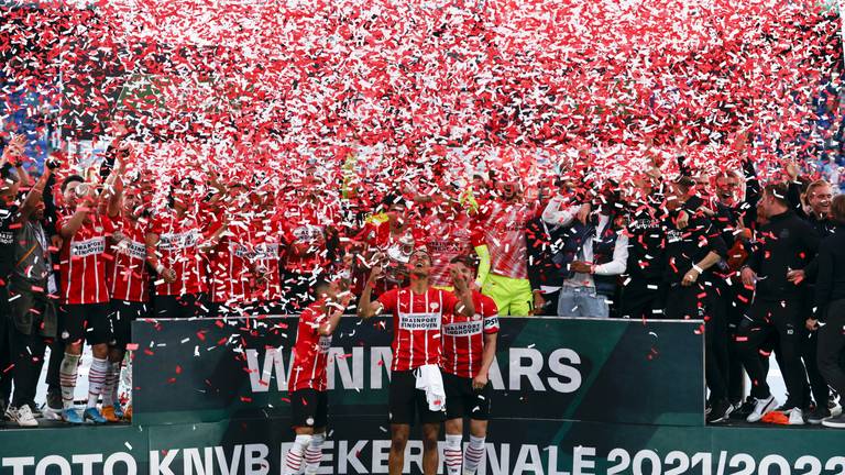 PSV in extase na het winnen van de KNVB-beker (foto: ANP 2022/Maurice van Steen).