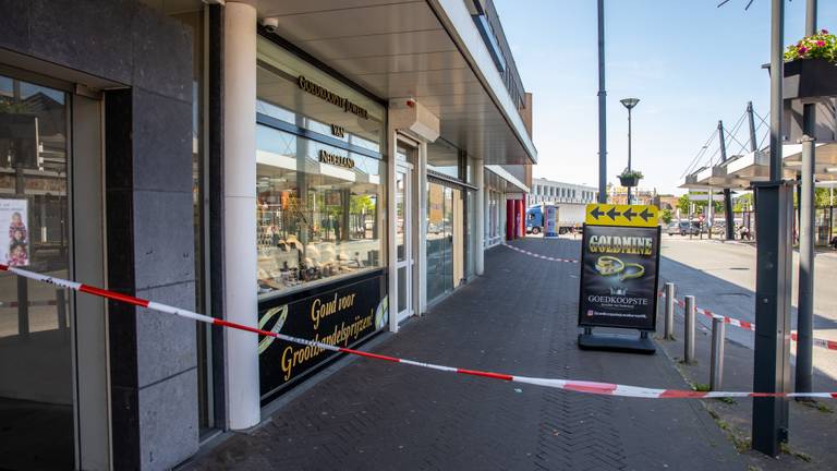 Grote klopjacht op gewapende overvallers, vluchtscooters in brand gestoken