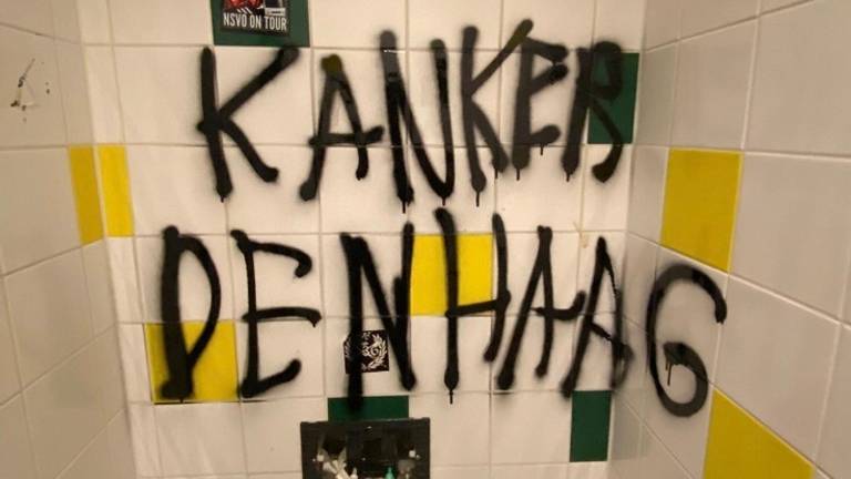 In Den Haag werd door NAC-fans onder meer een muur bij het toilet beklad.