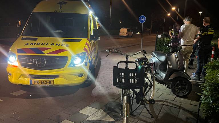 Ambulance en politie zijn ter plekke (foto: Walter van Bussel/SQ Vision Mediaprodukties).