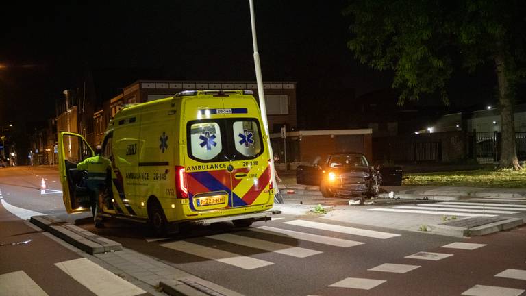 Het ging mis toen de automobiliste de rotonde in Roosendaal wilde verlaten (foto: Christian Traets/SQ Vision).