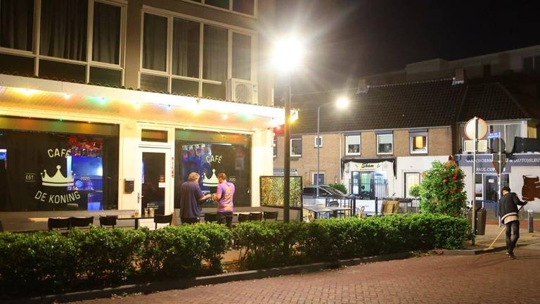 De arrestatie van de agressieve man vond plaats voor café De Koning in Vught (foto: Bart Meesters).